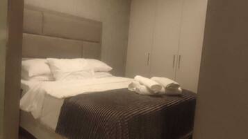 Executive Studio Suite, 1 Queen Bed, Private Bathroom | Individually furnished, iron/ironing board, free WiFi, bed sheets
