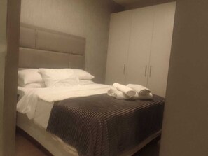 Studiosvit Executive - 1 queensize-säng - privat badrum | Unika möbler, strykjärn/strykbräda, gratis wi-fi och sängkläder