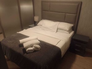 Studiosvit Executive - 1 queensize-säng - privat badrum | Unika möbler, strykjärn/strykbräda, gratis wi-fi och sängkläder