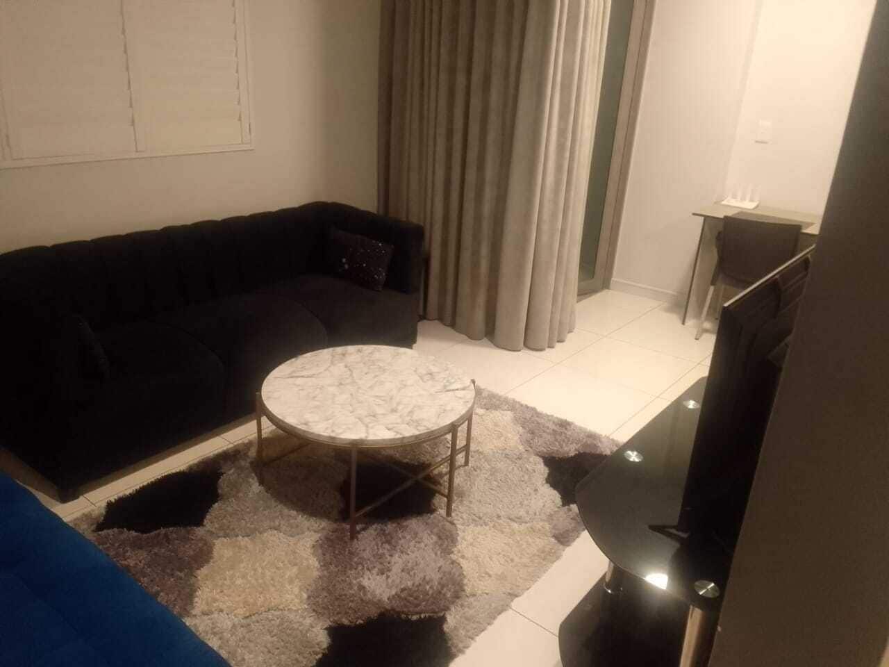 Executive Studio Suite, 1 Queen Bed, Private Bathroom | Living area