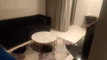 Executive Studio Suite, 1 Queen Bed, Private Bathroom | Living area