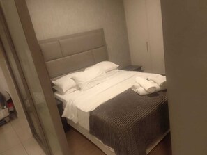 Executive Studio Suite, 1 Queen Bed, Private Bathroom | Individually furnished, iron/ironing board, free WiFi, bed sheets - Art Deco Budget Accommodation Rosebank - Hostel (Johannesburg)