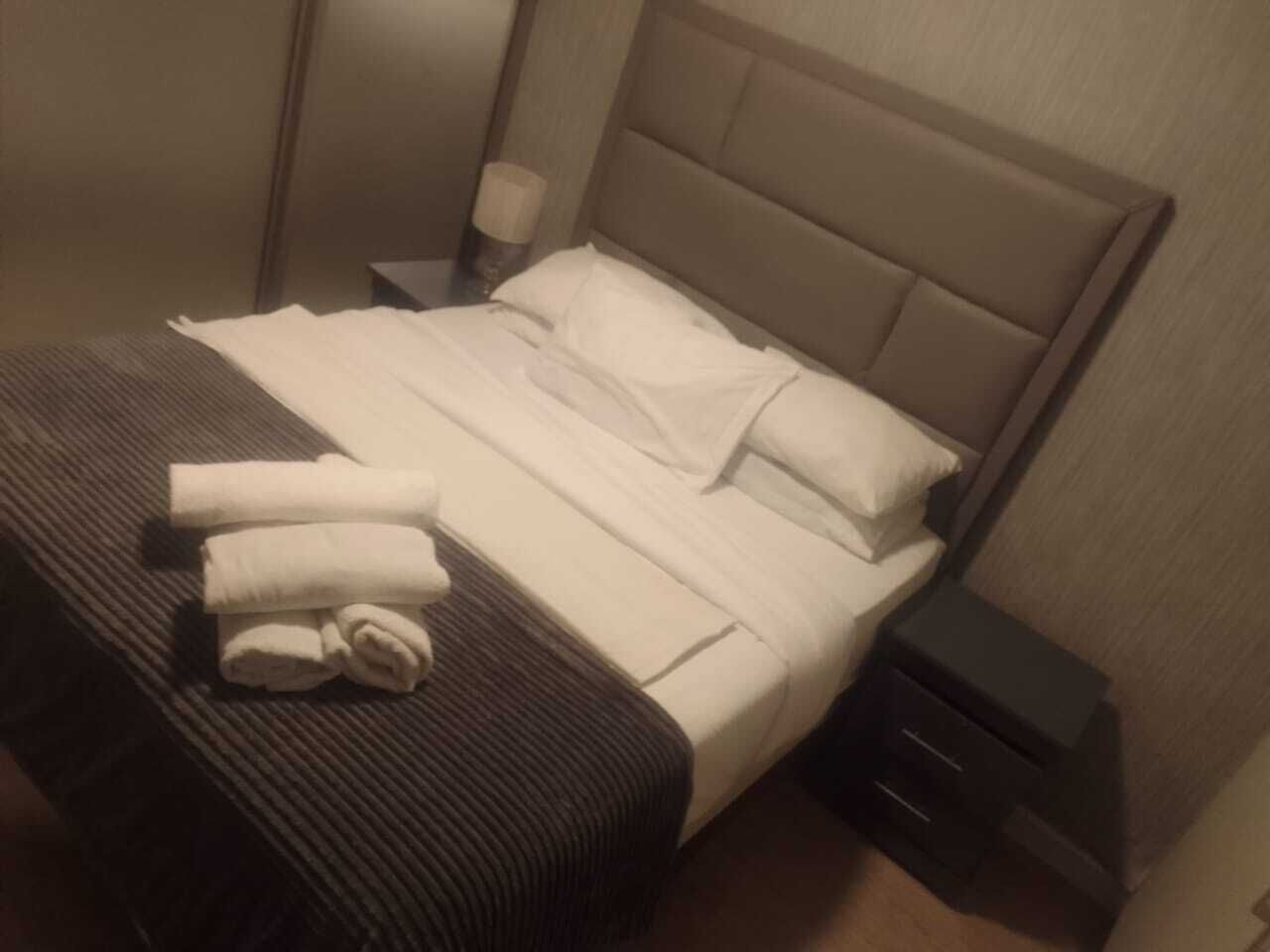 Executive Studio Suite, 1 Queen Bed, Private Bathroom | Individually furnished, iron/ironing board, free WiFi, bed sheets