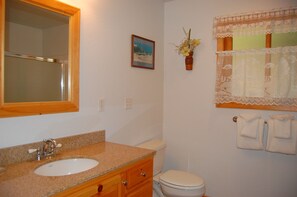 Duschwanne, Haartrockner, Handtücher