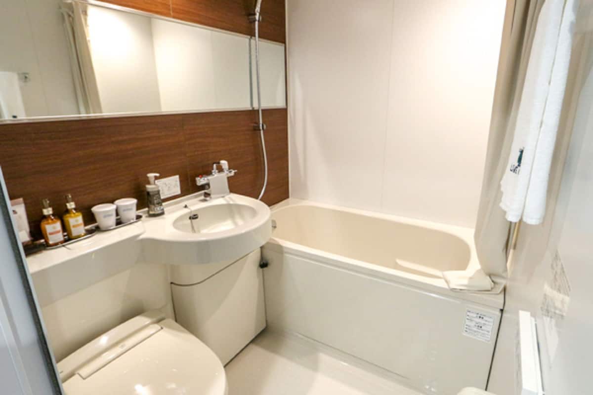 combined shower/bathtub, deep-soaking bathtub, free toiletries