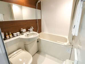 Kombination af bruser/badekar, dybe badekar, gratis toiletartikler