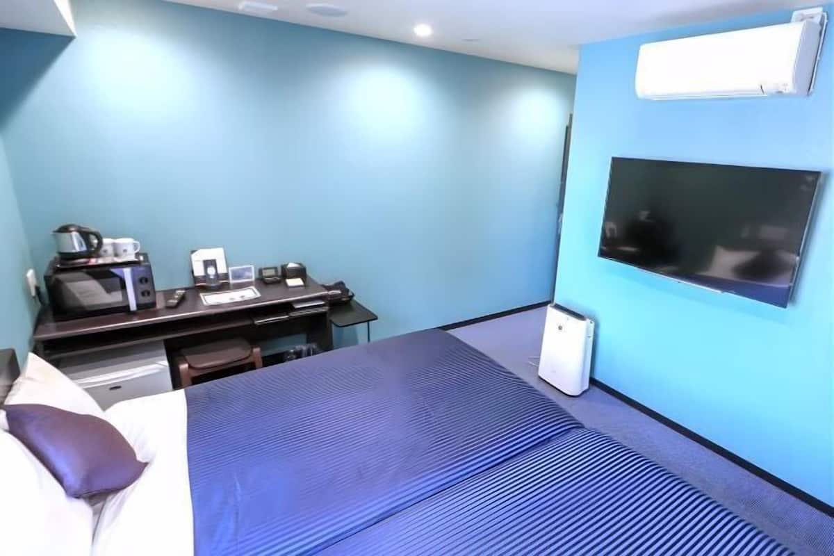 Combined shower/tub, deep soaking tub, free toiletries, hair dryer