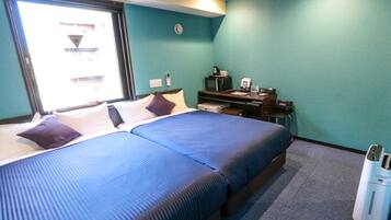 Decoración personalizada, escritorio y tabla de planchar con plancha