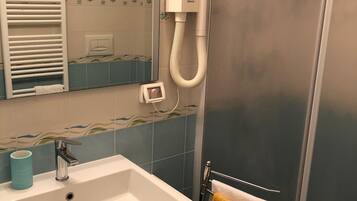 Haartrockner, Handtücher, Seife, Toilettenpapier