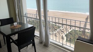 Een balkon met uitzicht op het strand.