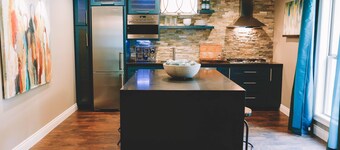 Modern Corporate Home / 406 Peake Street