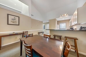 Dining - Lakefront Condo with Jacuzzi, Pool & Resort Access! (New Bern)