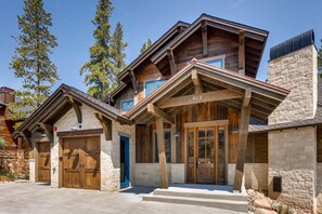 Exterior - Upscale Family Retreat 150ft to Ski Lifts ~ Hot Tub - 11 Beds (Copper Mountain)