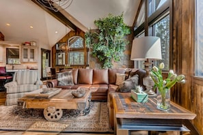Smart TV, fireplace, video games, DVD player - Upscale Family Retreat 150ft to Ski Lifts ~ Hot Tub - 11 Beds (Copper Mountain)