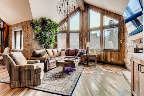 ¡A solo 150 pasos del área de esquí y los telesillas de alta velocidad y dentro de Gated Lewis Ranch!