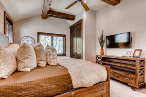 7 habitaciones, escritorio y tabla de planchar con plancha 