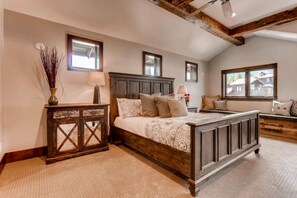 7 Schlafzimmer, Schreibtisch, Bügeleisen/Bügelbrett, Reisekinderbett