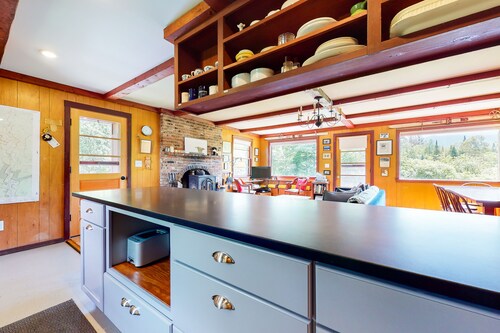 Mountain-view home with wood stove, close to town & slopes - dogs welcome