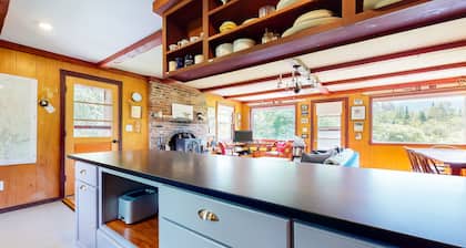 Mountain-view home with wood stove, close to town & slopes - dogs welcome