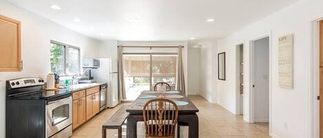 Een koelkast, een magnetron, een oven, een kookplaat