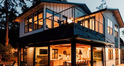 Luxurious waterfront home with water views, full kitchen, & WiFi