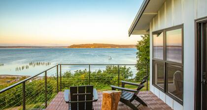 Luxurious waterfront home with water views, full kitchen, & WiFi