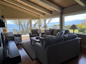 Smart TV, fireplace, DVD player, books -  Secluded Sandy Beach All To Yourself! Panoramic Ocean and Mountain views. (Comox)