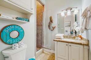 Articles de toilette (gratuits), séchoir à cheveux, serviettes fournies