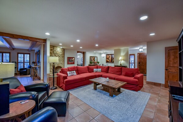 Téléviseur, foyer, lecteur de DVD, livres