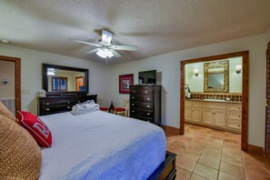 3 bedrooms, iron/ironing board, travel cot, free WiFi - Myrtlewood Cottage- Book for Football Season! Walk to the Stadium! (Tuscaloosa)