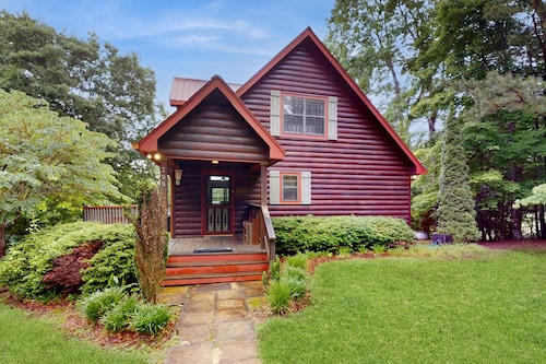 Dog-friendly cabin w/ private hot tub, mountain views, two fireplaces, ping-pong