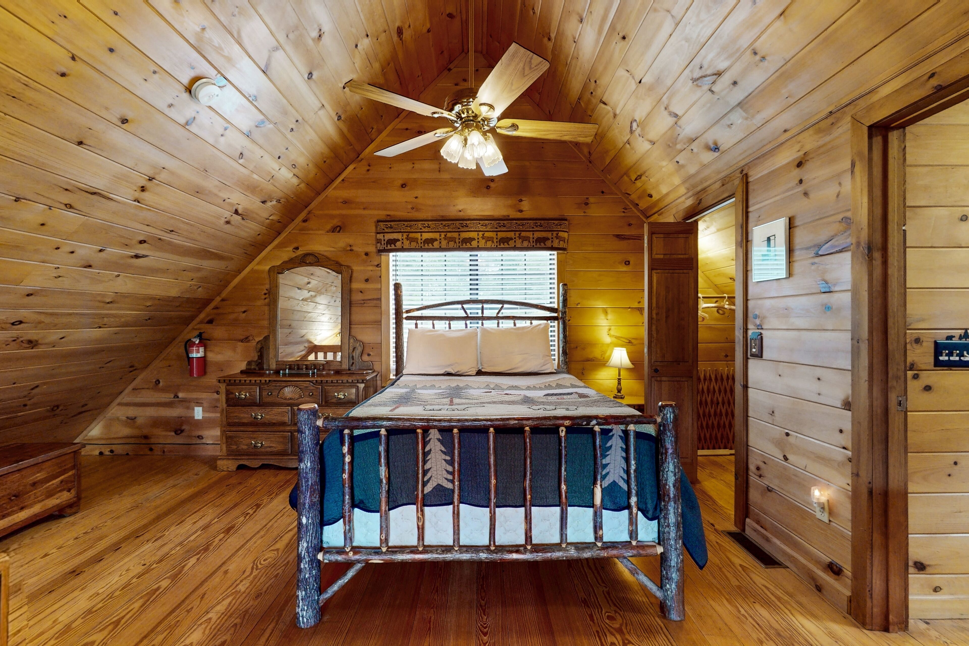 2 slaapkamers, een strijkplank/strijkijzer, internet, beddengoed