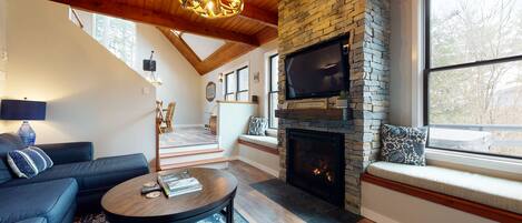 Fernseher, Kamin, Bücher, Stereoanlage