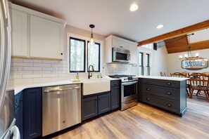 Kjøleskap, mikrobølgeovn, ovn og kokeplater