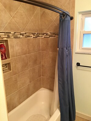 Ensemble douche/baignoire, sèche-cheveux, serviettes fournies, savon