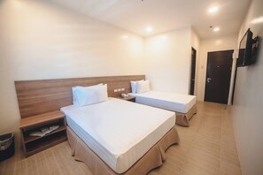 Superior Triple Room | In-room safe, desk, blackout drapes, free WiFi - Trip Inn Near Airport or City Center (Legazpi)