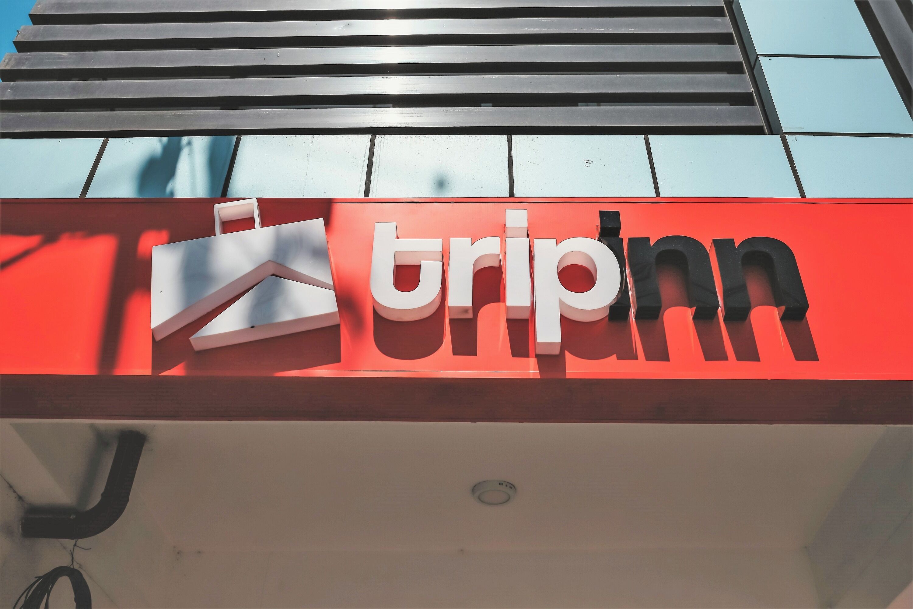 A building with a red sign that reads "tripnn".