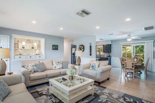 Single level family home w/private pool & furnished patio w/grill, dog-friendly.