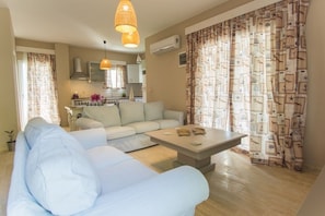 Villa, 3 habitaciones | Área de sala de estar | Televisión LCD 