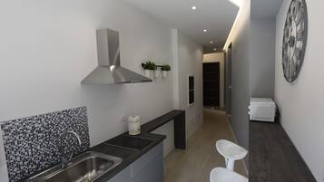 Refrigerador, placa de cocina, cafetera/tetera, utensilios de cocina