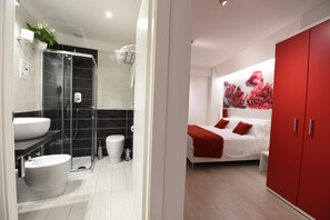 Triple Room | Bathroom | Shower, deep-soaking bathtub, free toiletries, hair dryer - Duca's House (Rome)
