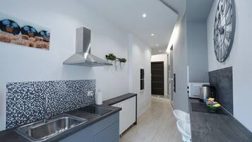 Refrigerador, placa de cocina, cafetera/tetera, utensilios de cocina