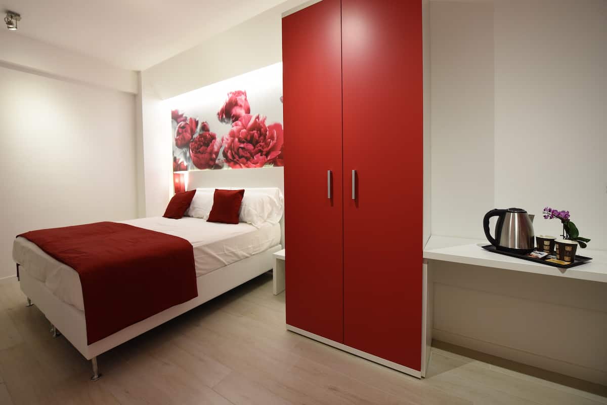 Triple Room | In-room safe, individually decorated, individually furnished, desk