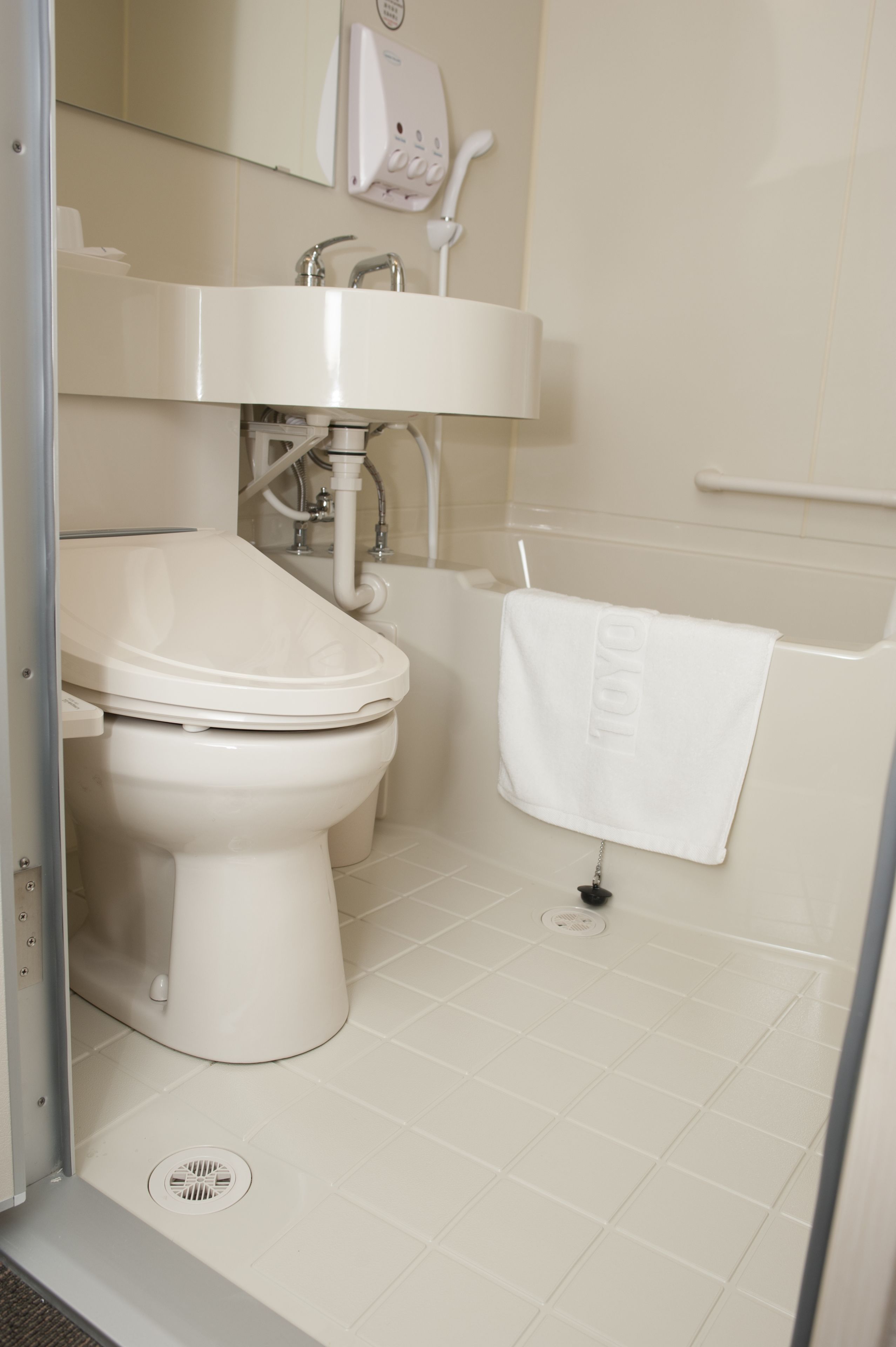 triple room, non smoking | bathroom | shower, free toiletries, hair dryer, towels