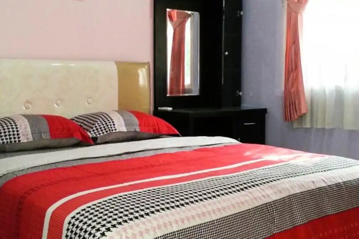 Basic Double Room | Desk, soundproofing, WiFi (free)