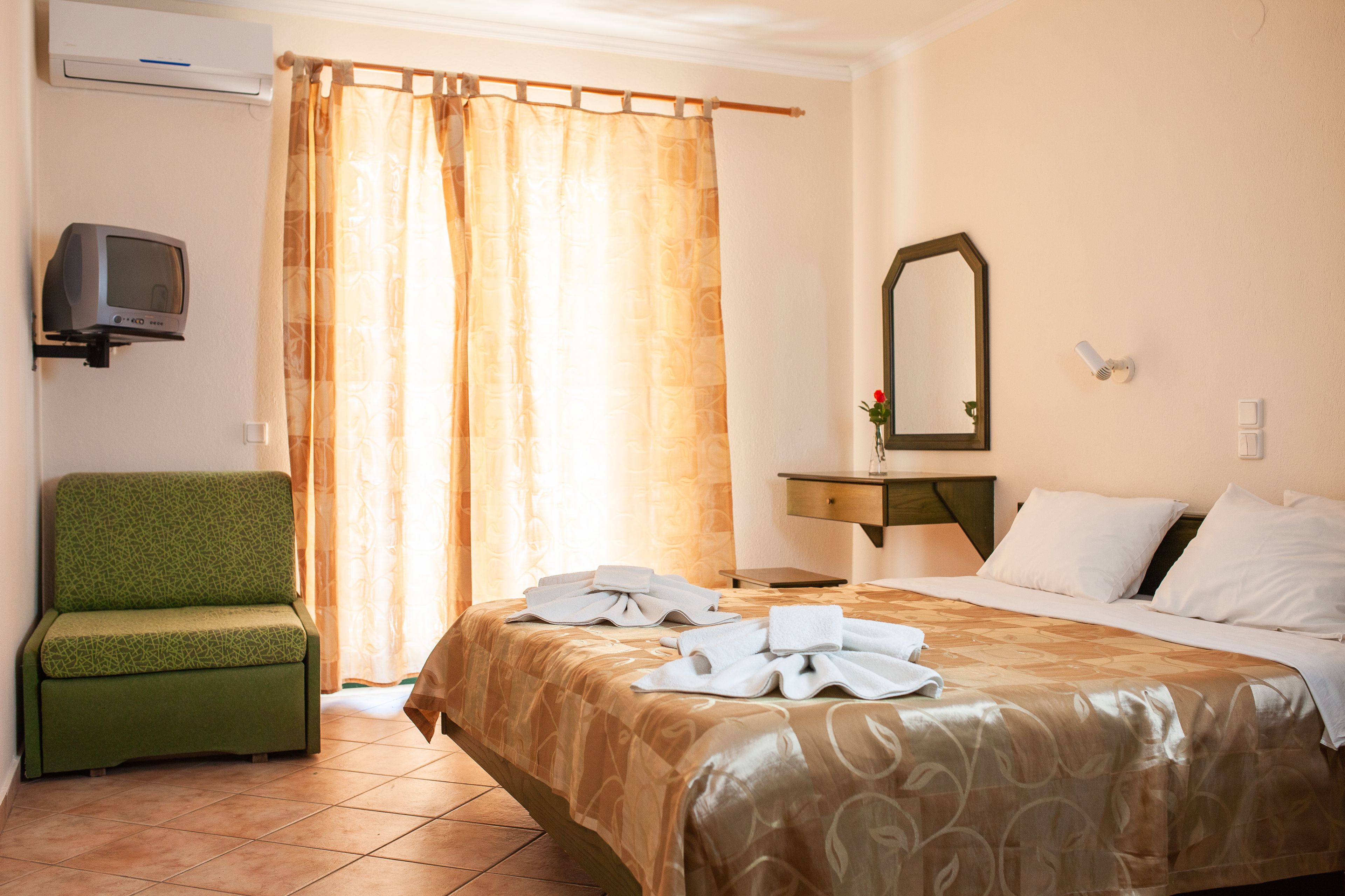 Driepersoonskamer | Een kluis op de kamer, gratis wifi, beddengoed