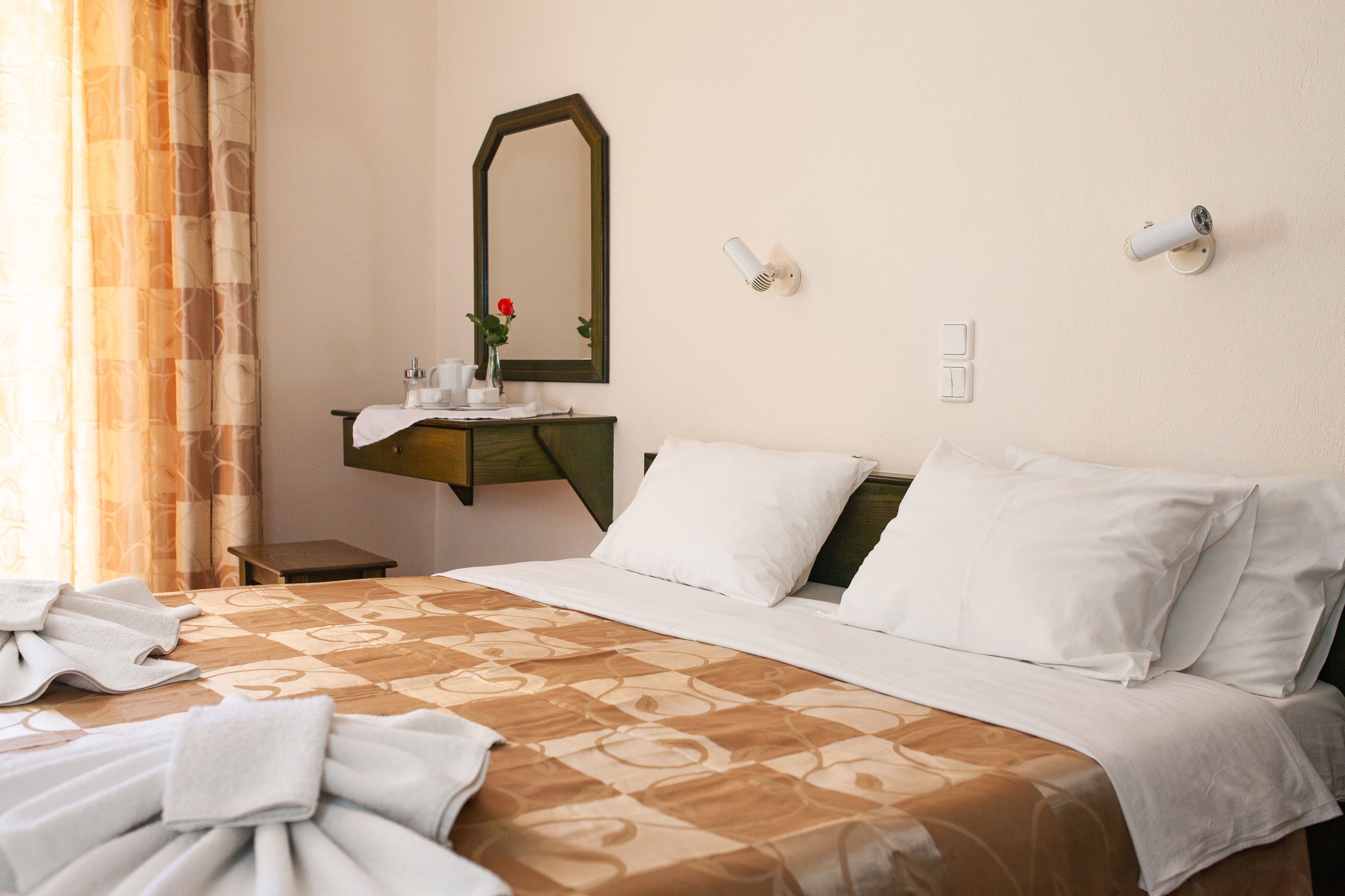 Standaard tweepersoonskamer | Een kluis op de kamer, gratis wifi, beddengoed