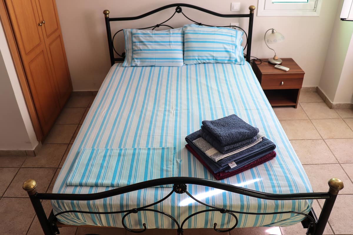 Apartamento Premium, 1 habitación, vistas a la montaña | Tabla de planchar con plancha, wifi gratis, ropa de cama