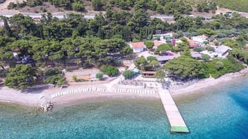 Spiaggia privata, lettini da mare, ombrelloni, un bar sulla spiaggia