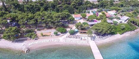 Playa privada, tumbonas, sombrillas y bar en la playa